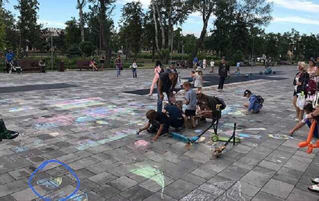 "Це не зламати": у Маріуполі на влаштованому окупантами святі діти малювали синьо-жовті серця