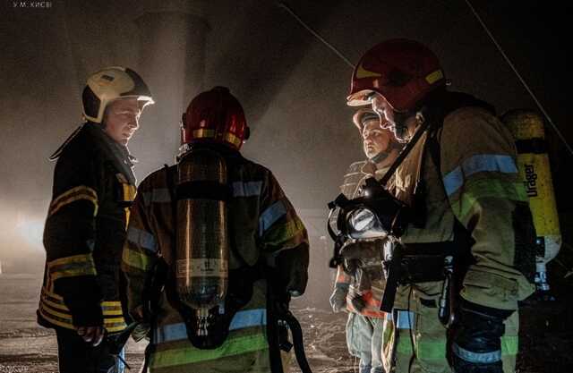 У Києві вночі спалахнула масштабна пожежа