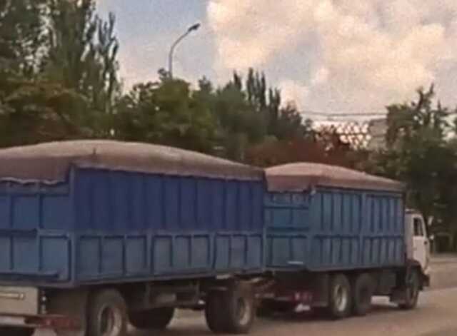 Окупанти звозять крадене зерно до порту Маріуполя