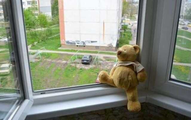 На Черкащині з вікна шостого поверху випала дворічна дитина, батькам загрожує кримінальна відповідальність