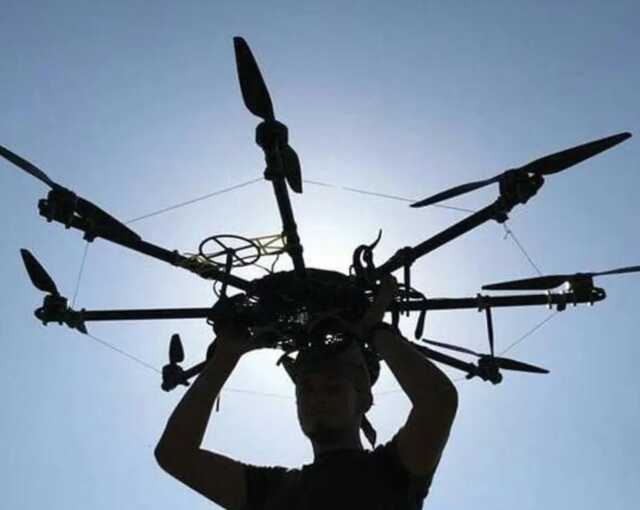 Устраивает "фейерверки": в ВСУ показали кадры работы дрона-бомбардировщика по вражеским позициям