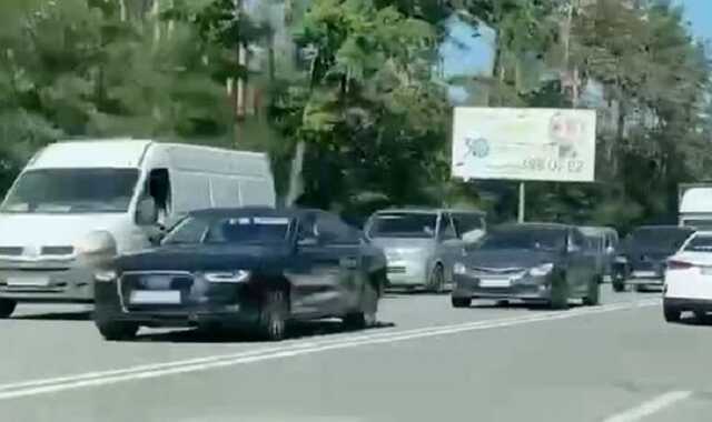 На в’їзді до Києва утворилася багатокілометрова пробка через посилену перевірку машин