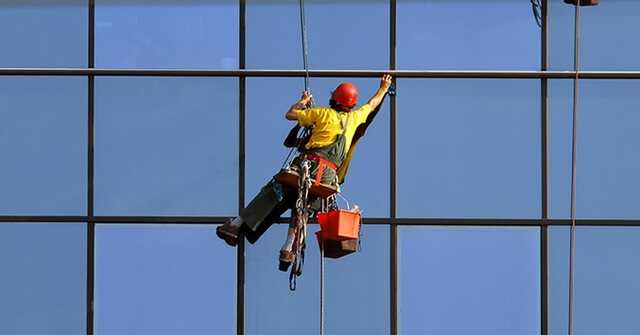 У Москві пенсіонерка кухонним ножем перерізала трос промисловому альпіністу