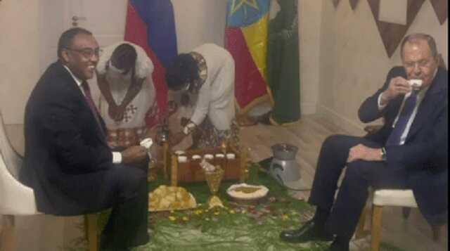 "Дым от воскурений": Захарова показала, как Лаврова поили кофе в Африке