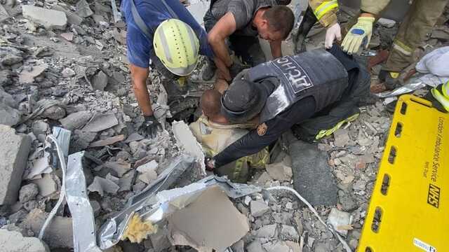 В Бахмуте из-под завалов удалось спасти мужчину