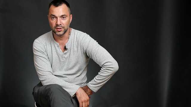 К Арестовичу в центре Киева выстроилась очередь из поклонниц