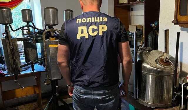 На Одещині закрили підпільний цех з виробництва шампанського