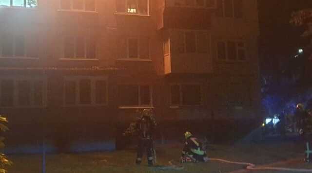 В одном из районов Киева загорелась пятиэтажка: есть пострадавший