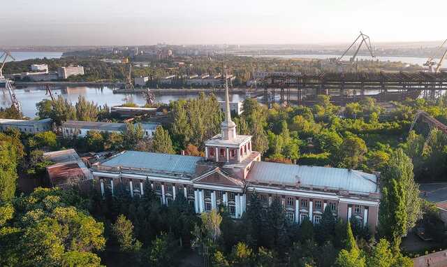 Окупанти вдарили по Миколаєву, є постраждалі: на місце виїхали швидкі