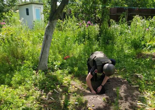 Розмінування Київщини: сапери знайшли уламки авіаційної ракети та вилучили гранати