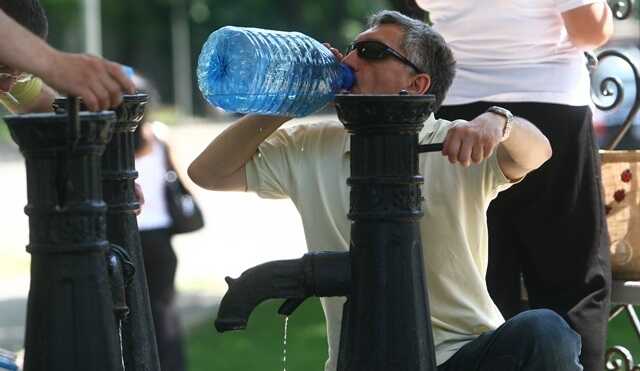 В Киеве запретили брать воду в бюветах: в чем причина