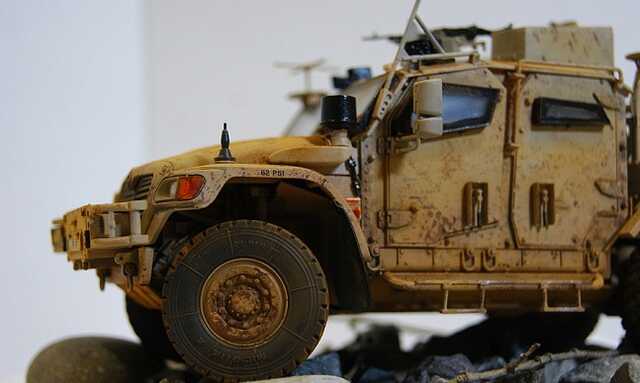 Десантники показали, как используют броневики Husky в Херсонской области