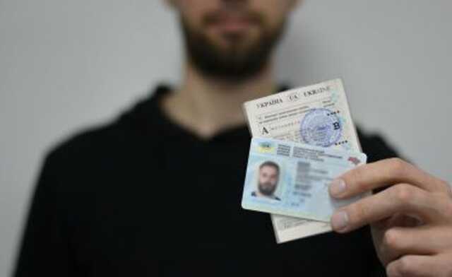 «Не вистачає 150 тисяч водіїв»: у Польщі дозволили їздити українцям із простроченими документами