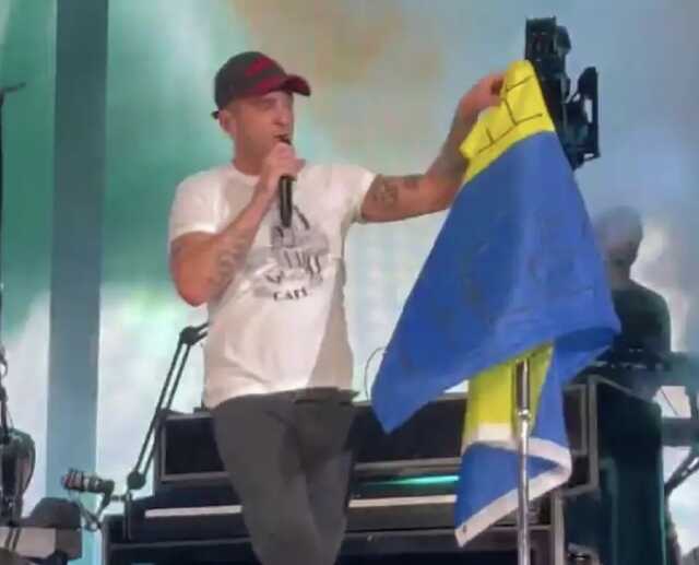 OneRepublic підняли прапор України на концерті в Торонто: його передала українська студентка