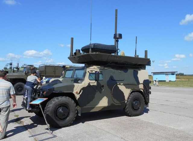 Украинские защитники уничтожили российский РЭБ "Леер-2" на базе бронемашины "Тигр-М"