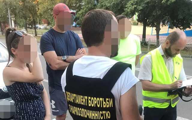 У Києві подружня пара займалася продажем психотропів та наркотиків