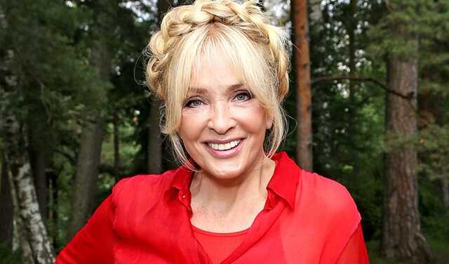 Лайма Вайкуле открыто поддержала Украину: певица вышла на сцену с сине-желтым флагом