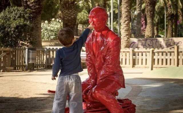 У парку Нью-Йорка з’явилася червона статуя Путіна на танку