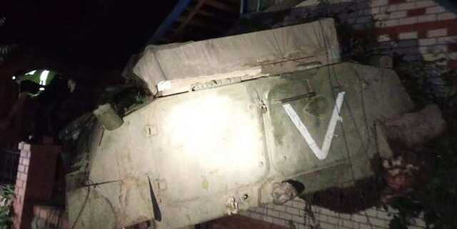 Щоб боялися свої? Під Білгородом російська БМП протаранила приватну оселю