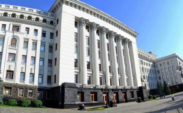 Власть пускается по берегу в своей подозрительности и своей мелочности?