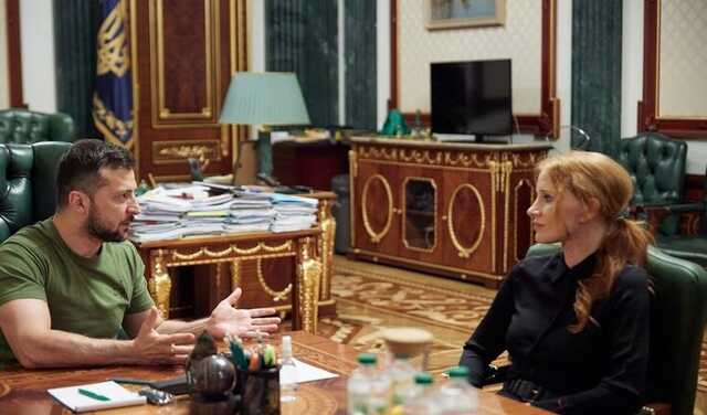 Зірка Голлівуду Честейн відвідала Ірпінь, "Охматдит" і зустрілася із Зеленським