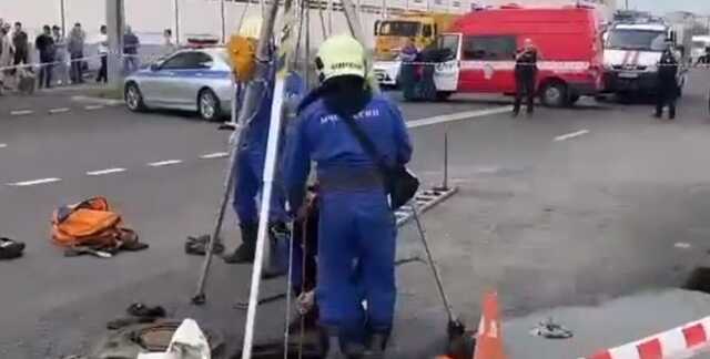 У Москві 13 робітників провалилися в каналізацію, деяких віднесло водою в річку