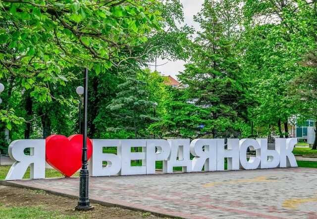 Жителі Бердянська одним пальцем показали своє ставлення до окупантів та "русского міра"