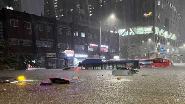 У Південній Кореї через сильну зливу загинули не менше восьми людей