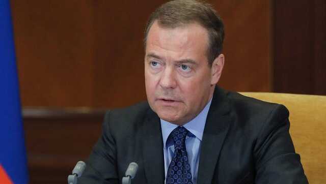 Медведев оконфузился снимком с биноклем и вызвал шквал шуток в сети