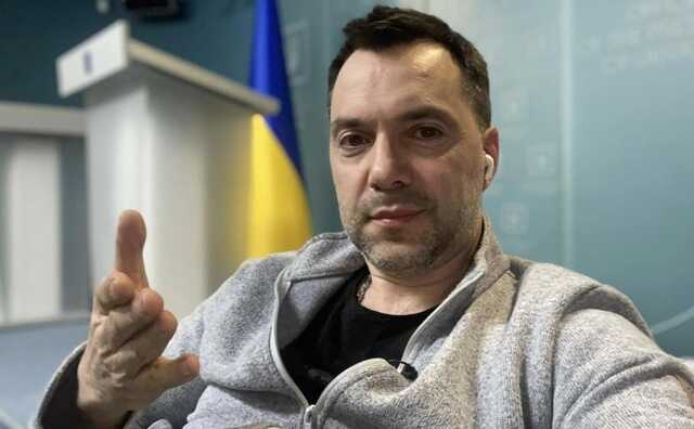 "Є дві версії": Арестович допустив удари по Криму з української зброї