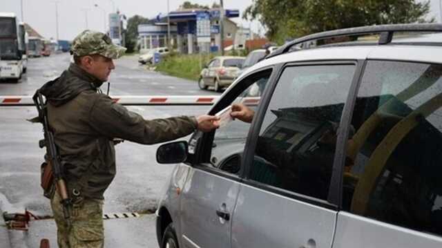 Прикордонники пояснили, як чоловікам, які постійно проживають за кордоном, виїжджати з України