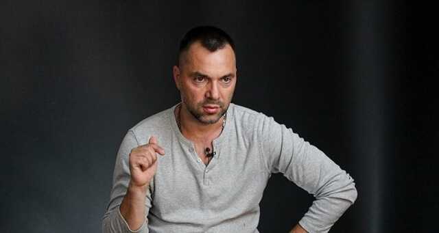 "Потенційні цілі". Арестович розповів, скільки аеродромів залишилося у росіян у Криму