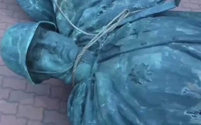 З центру Чернівців демонтували пам’ятник червоноармійцю