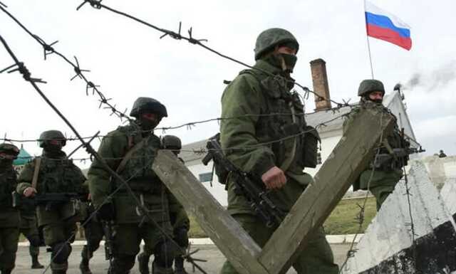 У Криму снаряд із військового полігону прилетів на голови російським туристам: пошкоджено авто