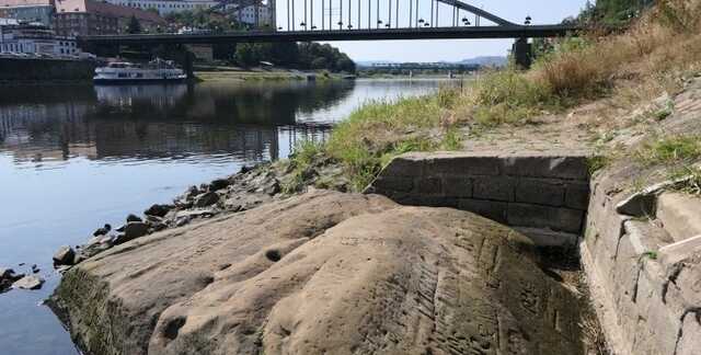 "Плач, якщо побачиш мене": у річках Європи через посуху з’явилися "голодні камені"