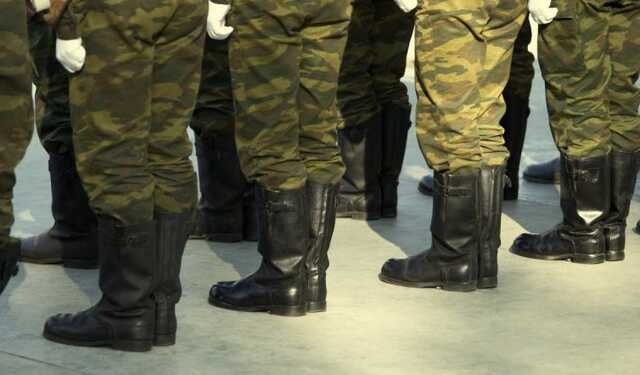 В России проблемы с "пушечным мясом": жителям Санкт-Петербурга массово стали приносить повестки