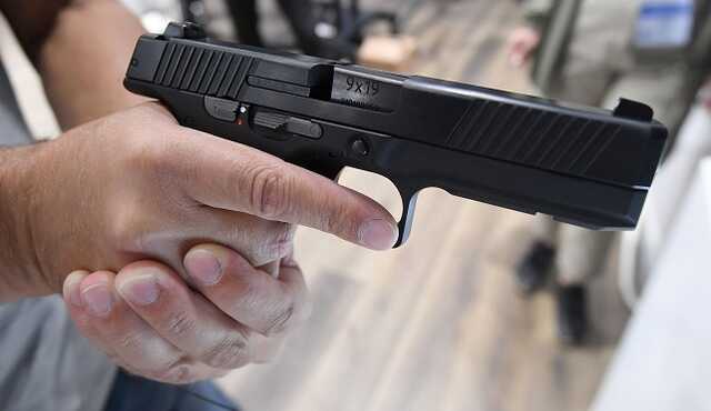 У Дніпрі п’яний водій погрожував поліції зброєю