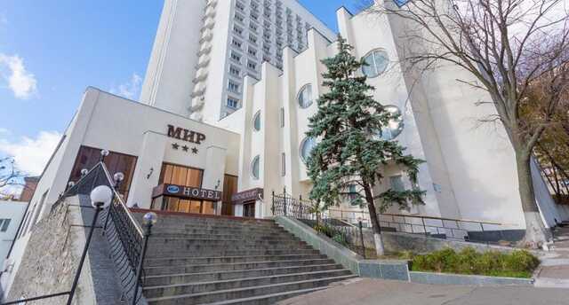 Коломойський через суд забрав у державного "Приватбанку" столичний готель "Мир"