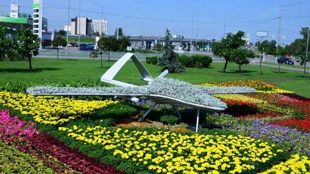 У Києві виклали "Байрактар" із 24 тисяч квітів