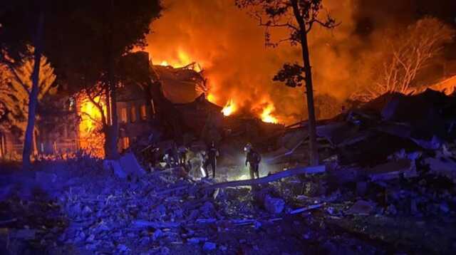 Будівлю повністю знищили з людьми: Зеленський показав відео зруйнованого гуртожитку в Харкові