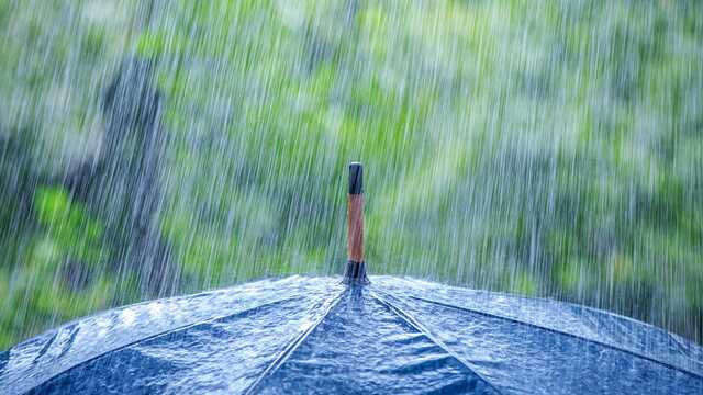 Украину будет заливать ливнями: синоптики назвали регионы, где будем плавать