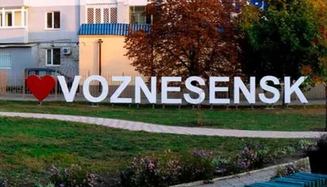 Окупанти ударили по Вознесенську, влучили в багатоповерхівку: ЗМІ повідомляють про загиблих