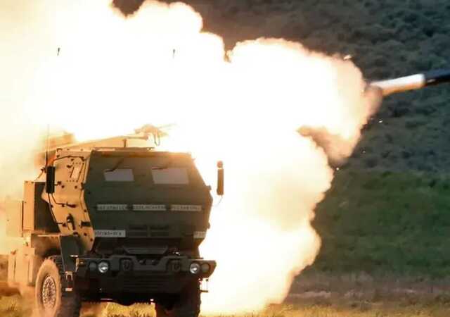 На Донеччині вибухи на складі російських окупантів: пожежу було видно здалеку