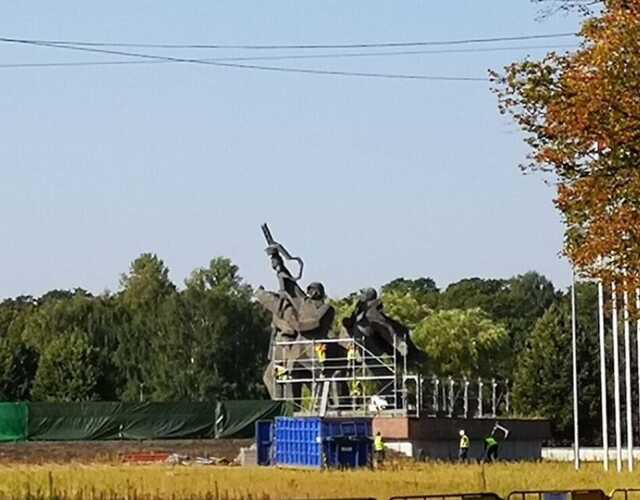 В Риге начали демонтаж советского памятника: россияне пытались помешать его сносу, задержаны