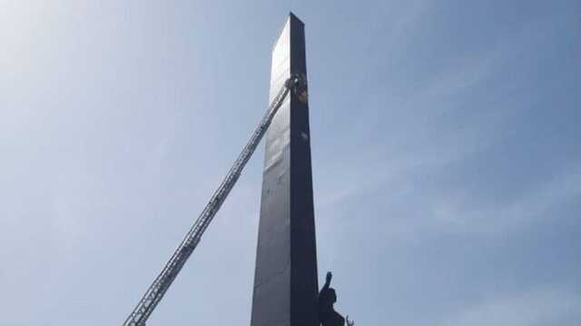 У Луцьку з обеліску на меморіалі Вічної слави демонтують радянську символіку