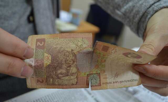 Українців закликали не приймати пошкоджені банкноти: роз’яснення НБУ