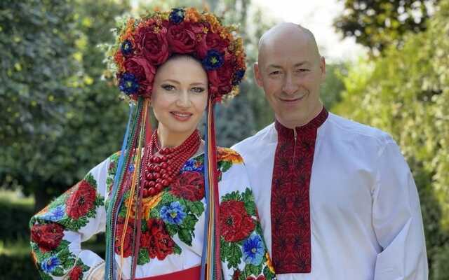 Жена Дмитрия Гордона в вышиванке очаровала исполнением "Козацькому роду нема переводу"