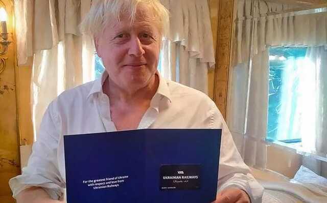 Бориса Джонсона "нагородили" за те, що часто їздить потягами "Укрзалізниці"