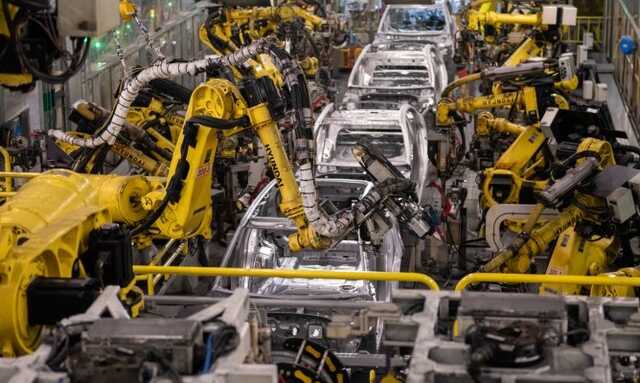 Выпуск автомобилей в России упал почти втрое