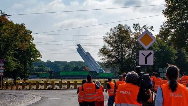 В Риге демонтировали 79-метровую стелу памятника советским военным